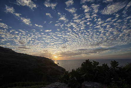 撒丁岛海岸鲭鱼天空的景色图片