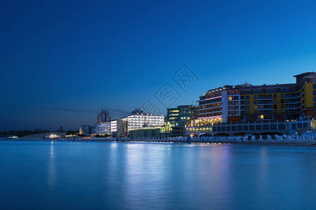 海滩酒店的夜景图片