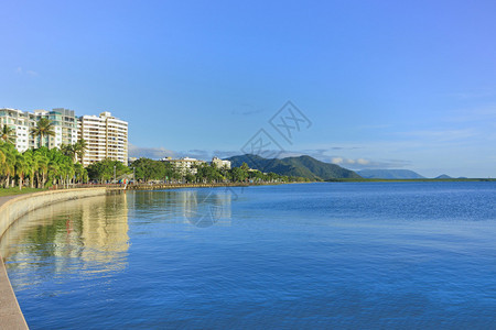 随潮水穿过凯恩斯滨海大道的景色背景图片