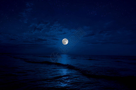 满月在夜里升上海面与复制空间大满背景图片