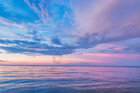 大海是夜空地平线和美丽的云彩图片