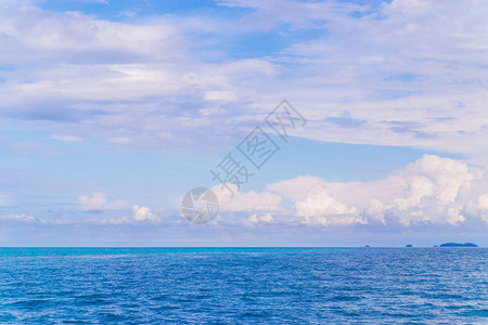 海和多云的天空阳光明媚的夏日海景图片