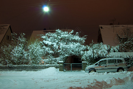 德国斯图加特的白雪郊区夜间长期暴图片