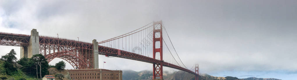 金门桥风景在雾的图片