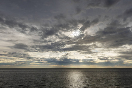 大自然中海上的云彩和日落图片