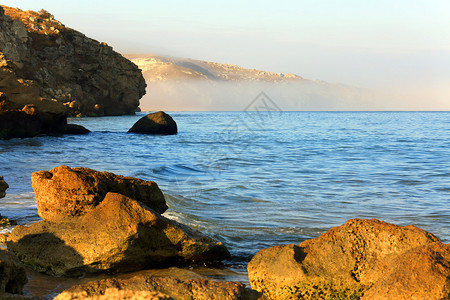 海上晨景海湾有雾图片