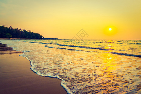 热带海滩和海景的美丽日落传统过滤器和推进彩图片