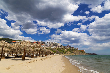 保加利亚黑海沿岸带雨伞的海滩图片
