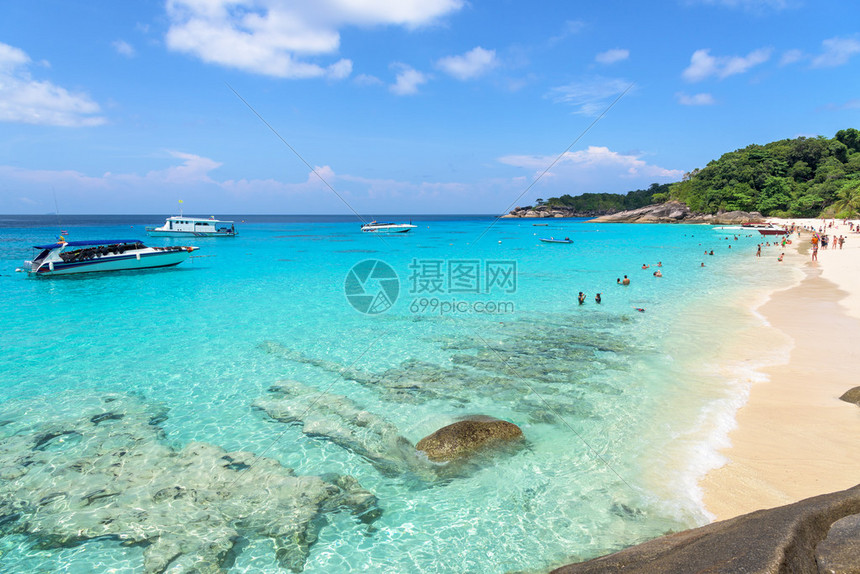 美丽的海天景观和夏季海滩上的游客在KohMiang岛是泰国攀牙府MuKoSimilan公园以潜水而闻名的景点图片