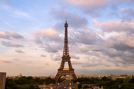 Eiffel铁塔粉红色的紫色月光颜图片