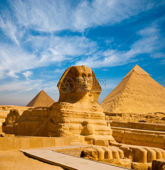 在埃及开罗吉萨一个晴朗蓝天的日子里图片