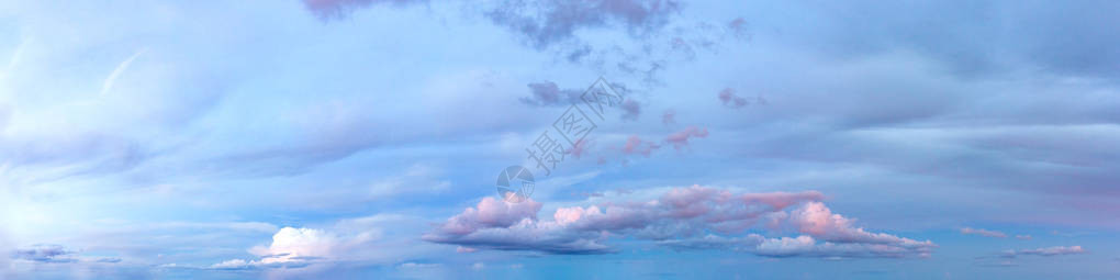 黄昏时充满活力的全景天空美丽的卷云全景图像图片
