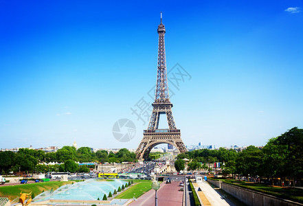 Eiffel铁塔和巴黎城市景色在夏日阳图片