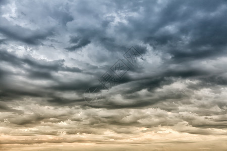 暴风雨前多雨云的天空图片