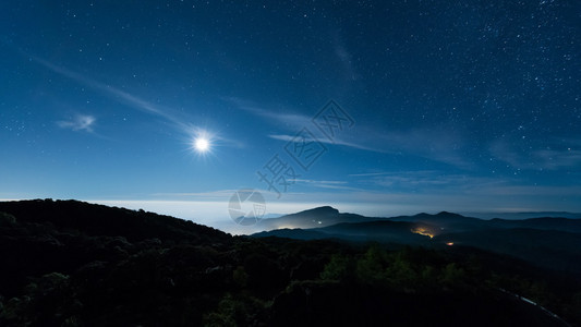 夜晚的月亮景观天空中的星图片