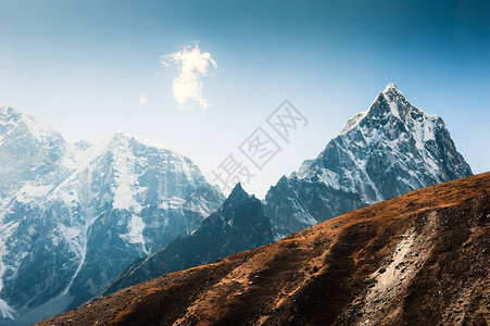 尼泊尔喜马拉雅山区Cholatse山的景象图片