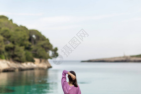 寂寞的少女望着蔚蓝的大海图片