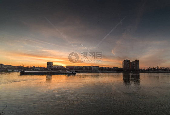 多瑙河上建筑物和多彩天空的暖日落图片