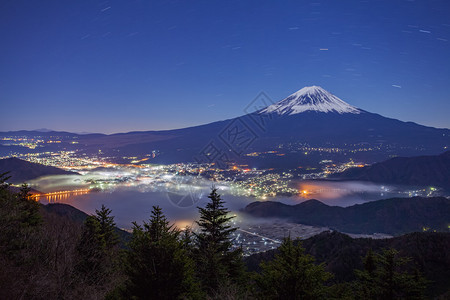 秋天有雾海的富士山和河口湖图片