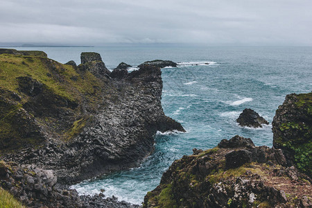 冰岛阿尔纳斯塔皮Arnarstapi的蓝色海洋前美图片
