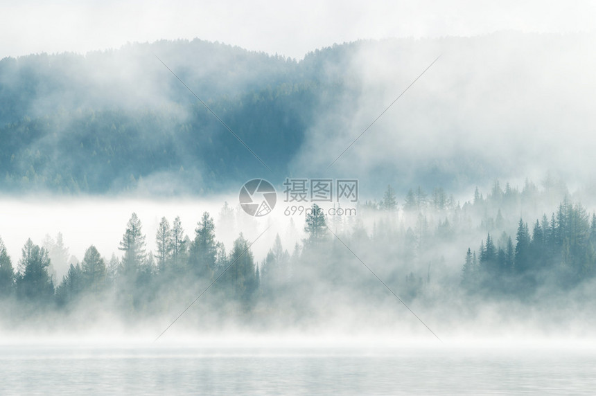 清晨的大雾在山湖上图片