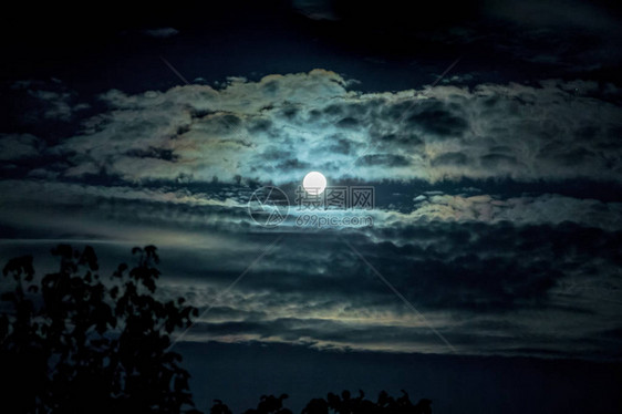 在黑暗的夜空云中明亮的满月图片