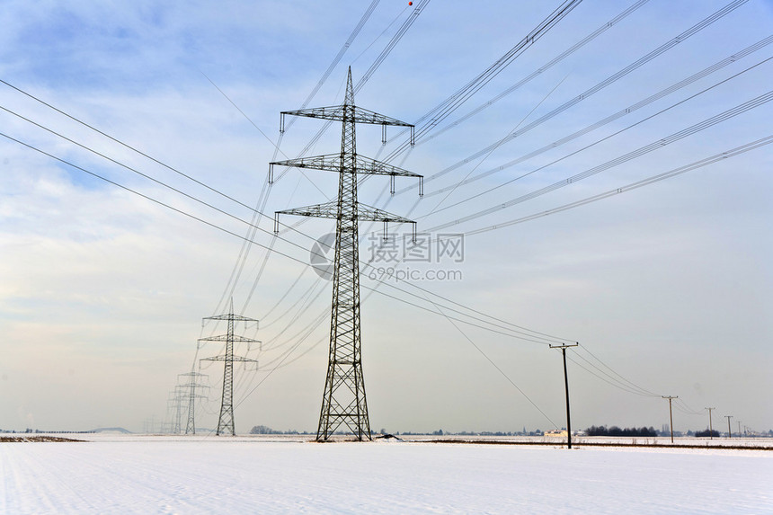 冬季电塔与积雪的田野图片