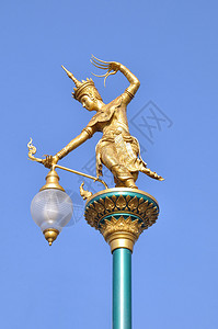 古泰式路灯作为传奇人物表演古泰舞的金女雕像背景