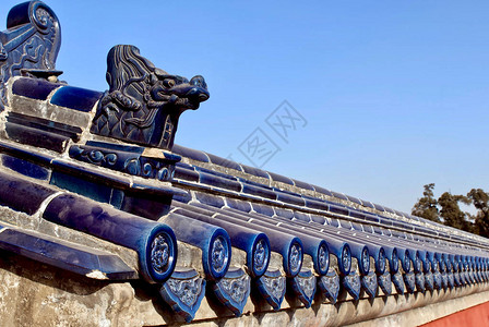 北京呢古代陶瓷蓝色屋顶瓦片与龙的传统图案寺庙屋顶映衬着蓝天北京天坛插画