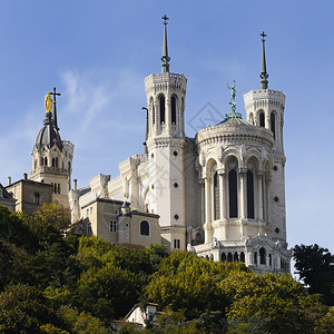 大蓝天的里昂大教堂图片