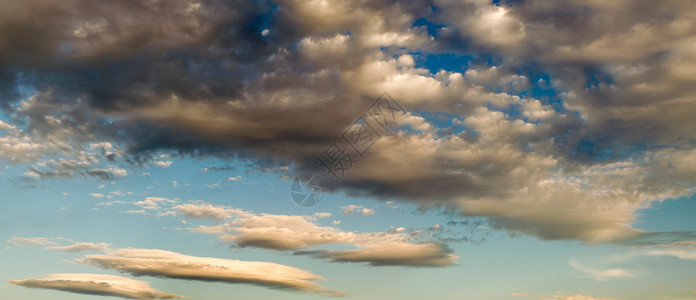 黄昏时多云的天空全景图片