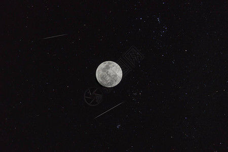 夜晚满月和星尘的两颗流星图片