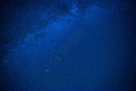 蓝暗夜空与许多恒星相伴宇宙背图片