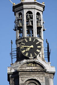 天空下塔上的钟声和时钟图片