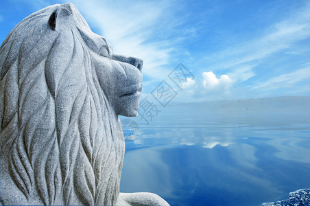 蓝湖上的狮子石像图片
