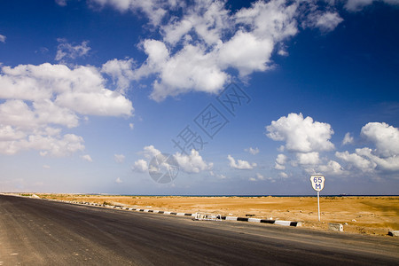 靠近大海的沙漠中的道路图片