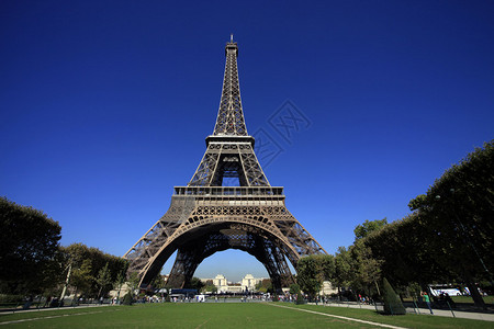 巴黎的埃菲尔铁塔在蓝天的背图片