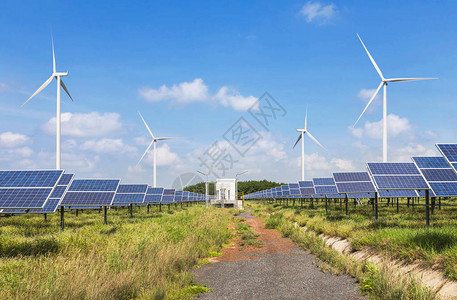 太阳能电池板和风力涡轮机发电是混合发电厂系统站的图片