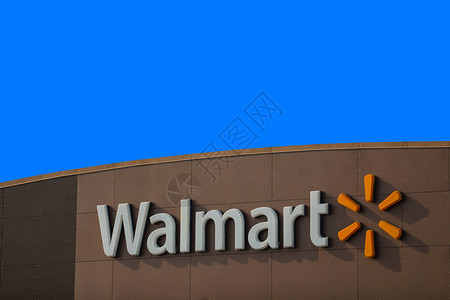 深蓝天空上Walmart商店标志图片