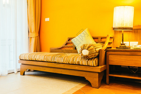客厅内部配有枕头和椅子装饰的空木沙发复古过滤器背景图片