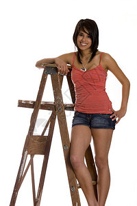 十几岁的女孩站在梯子上笑容灿烂图片