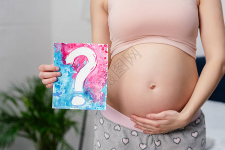 孕妇手持带问号卡的短片背景图片