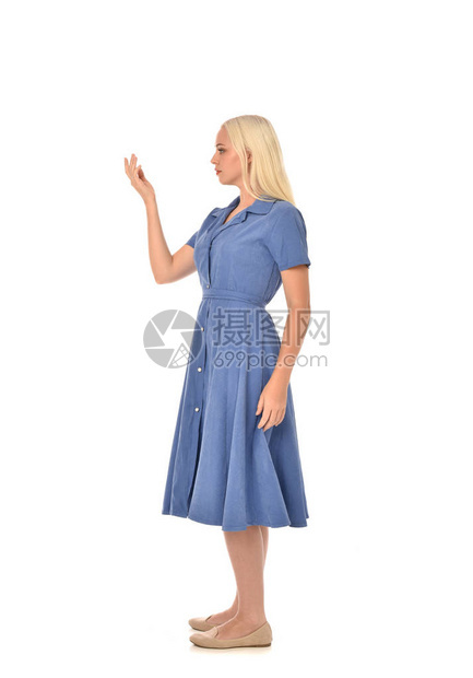 身着蓝裙子的金发女孩全长肖像站立姿势在白色工作室图片
