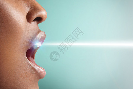 女人张开嘴和美白牙齿激光蓝色背景图片