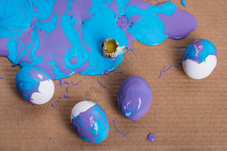 纸板背景上油漆中的碎鹌鹑蛋和鸡蛋图片