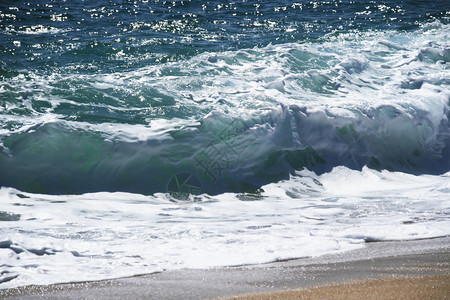 大浪冲向岸边西班牙图片