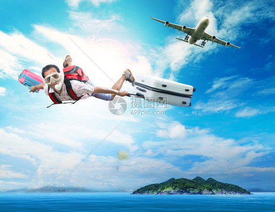 年轻人在蓝天上飞行图片