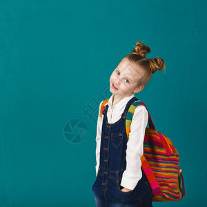 有趣的微笑小女孩背着大背包跳跃背景图片