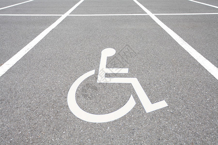 为残疾人预留的残疾人停车区图片