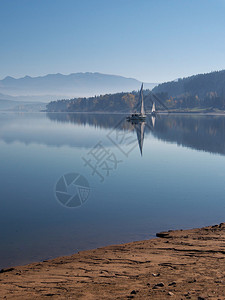 清晨薄雾中奥拉瓦水库OravskPriehrada岸边和游艇的秋景Orava水库位于斯洛伐克最北部的Namestovo镇附近图片